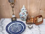 une assiette bleue et blanche posée sur une table, à côté d'une autre assiette bleue et blanche