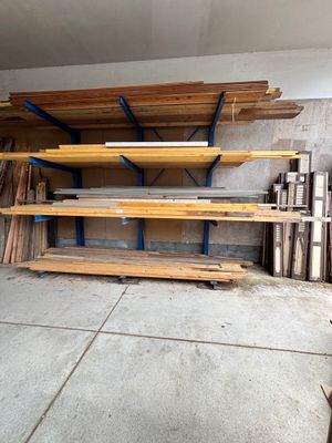 plusieurs pièces de bois sont empilées dans un garage