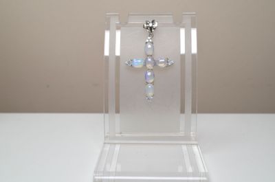 une vitrine transparente contenant une croix