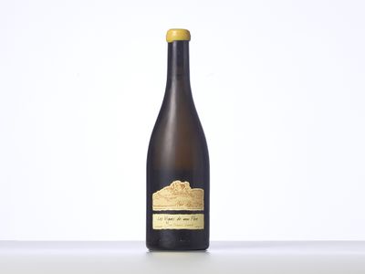 une bouteille de vin posée sur une table blanche