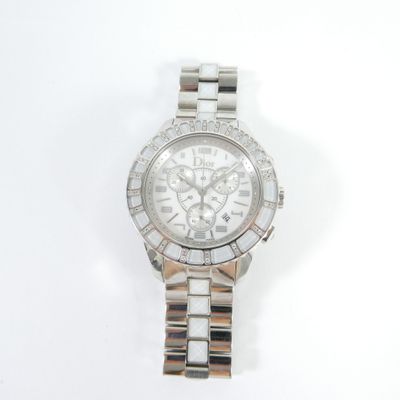 une image d'un gros plan d'une montre-bracelet sur une surface blanche