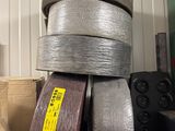 une pile de meules de différents types dans un bac bleu