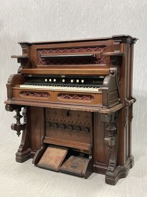 Orgue américain en acajou. 126 x 125 x 65 cm
