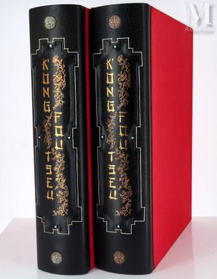deux livres noirs et rouges posés sur une table blanche