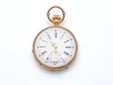 une montre de poche ancienne avec des chiffres romains et des chiffres romains sur le cadran