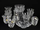 un grand nombre de vases en verre posés sur une table