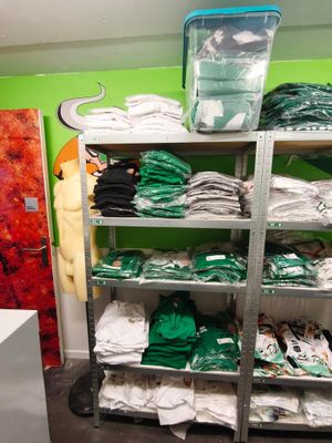 une pièce où il y a beaucoup de vêtements sur les étagères