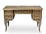 un bureau richement décoré, muni de deux tiroirs et de deux tiroirs