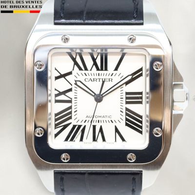 une image d'un gros plan d'une montre-bracelet avec des chiffres romains