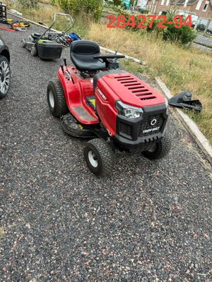 deux tondeuses à gazon garées sur le bord de la route