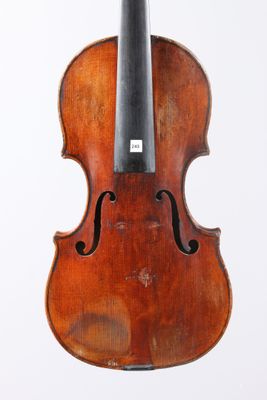 un vieux violon avec un archet sur fond blanc