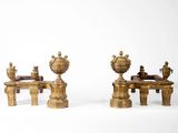 deux vases dorés et un banc sur fond blanc