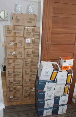 de nombreuses boîtes empilées dans une pièce