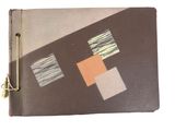 un vieux livre sur lequel figure l'image d'un motif géométrique