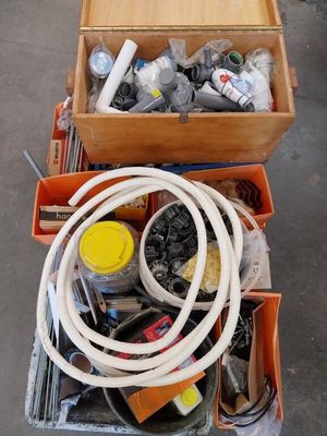 une boîte remplie d'objets hétéroclites posée sur le sol