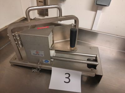 une machine posée sur une table sur laquelle est inscrit le chiffre 3