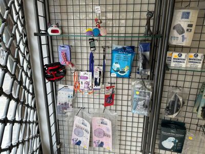 une étagère métallique sur laquelle sont posés divers objets, près d'une fenêtre