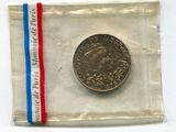 une pièce de monnaie dans un sachet transparent orné d'un ruban rouge, blanc et bleu