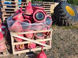 beaucoup de bouches d'incendie rouges dans une caisse en bois