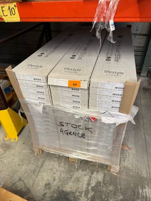 une pile de boîtes empilées les unes sur les autres