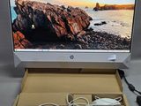 un ordinateur de bureau avec un clavier et une souris, dans un carton