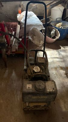 une petite machine qui se trouve dans une pièce
