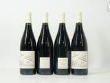 trois bouteilles de vin sont alignées sur une table