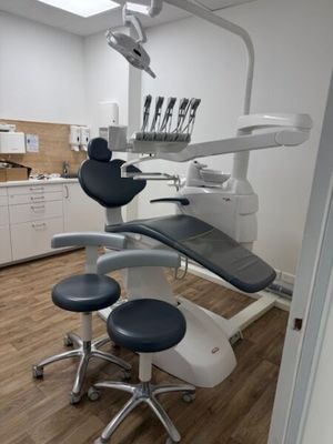 a dentist ' s chair in the middle of the room