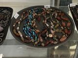 une vitrine en verre remplie d'un assortiment de colliers et de bracelets