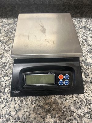 an electronic scale sitting on top of a granite counter top