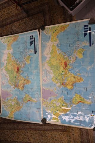 Lot de 2 affiches, agence UTA / AIR France. Planisphères grand fo...