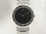 une photo d'une montre en acier inoxydable avec un cadran noir