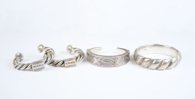 trois bagues en argent sur une surface blanche, sur fond blanc