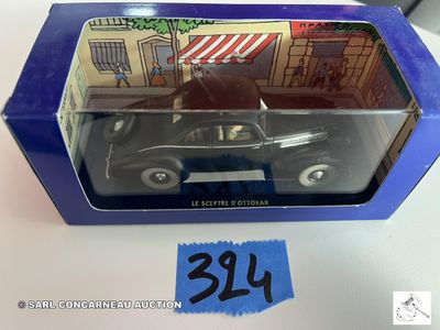la boîte est ouverte pour montrer la maquette d'une voiture