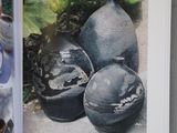 un livre ouvert sur lequel figure l'image d'une femme et d'un vase