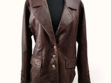 une veste en cuir marron sur un mannequin, sur fond blanc