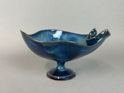 COUPE sur piédouche en grès émaillé bleu à décor d'un drapé.