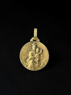 un gros plan d'une médaille d'or sur fond noir