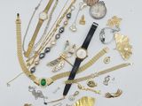 divers bijoux en or et en argent, notamment une montre, des bracelets, des colliers et d'autres articles