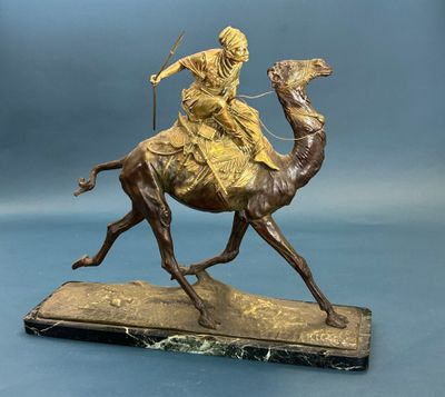 statue en bronze représentant une femme à dos de chameau, une lance à la main