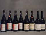 six bouteilles de vin sont alignées sur une table