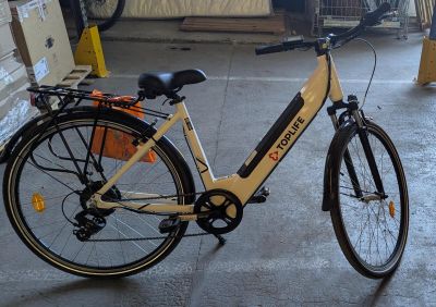 un vélo garé dans un garage