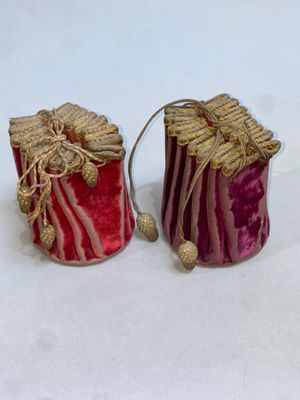 une paire de bougeoirs rouges et dorés sur fond blanc