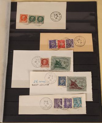de nombreux timbres de différents types sur un dossier noir