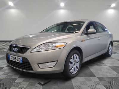 la voiture argentée est garée sur un sol en damier dans le garage