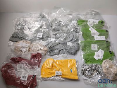 de nombreux types de vêtements emballés dans des sacs en plastique