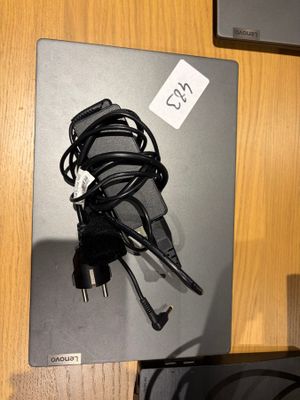 une photo d'un ordinateur portable et d'un chargeur posés sur une table