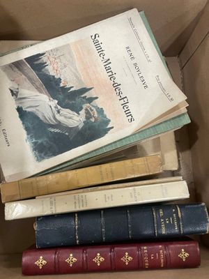 une boîte remplie de livres empilés les uns sur les autres