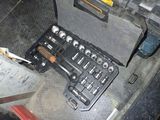 une photo du tableau de bord d'une voiture sur lequel se trouvent des outils
