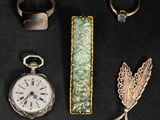 de nombreux types de bijoux posés sur une table noire